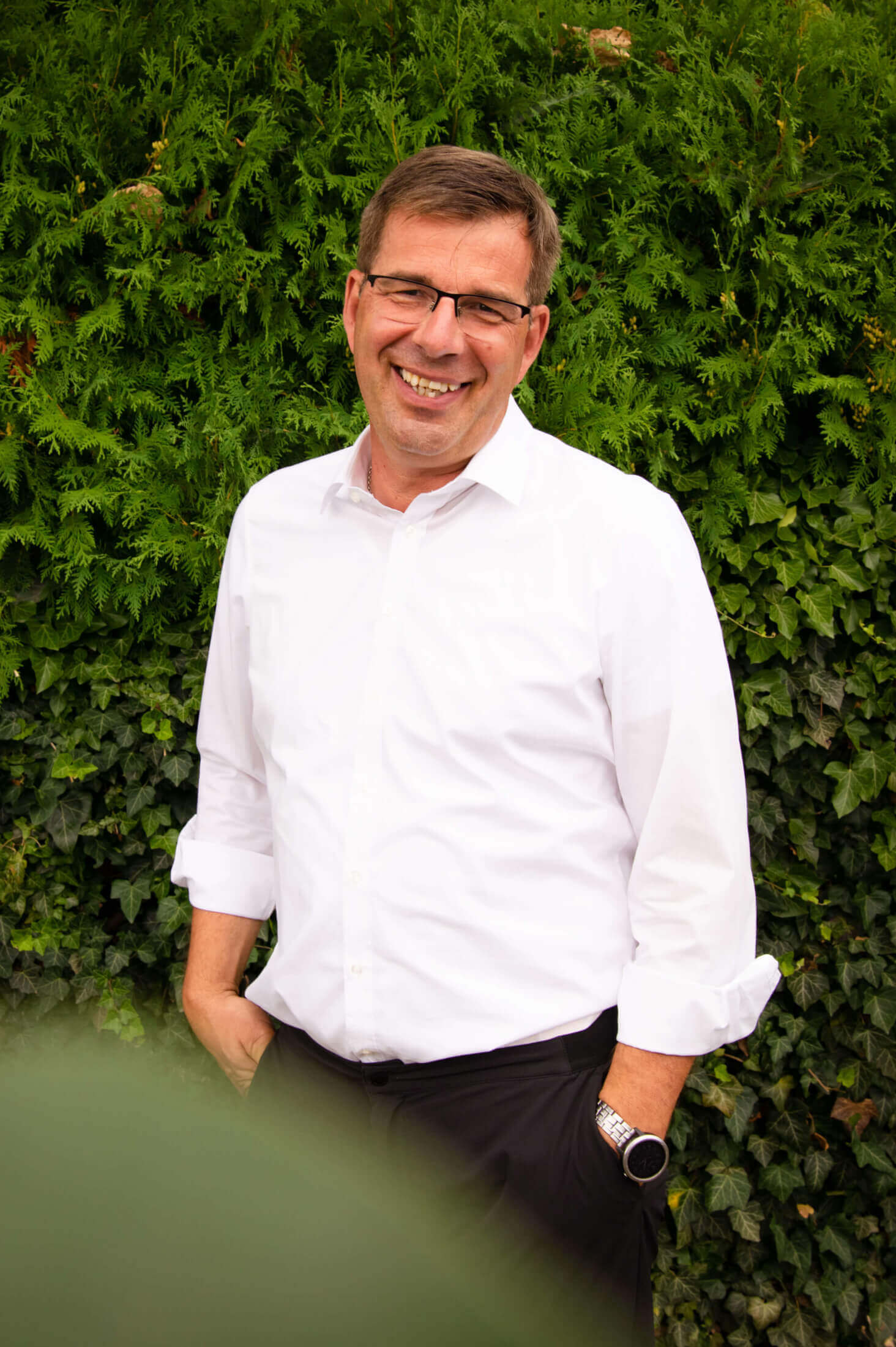 Gerald Prangl vor einem grünen Hintergrund